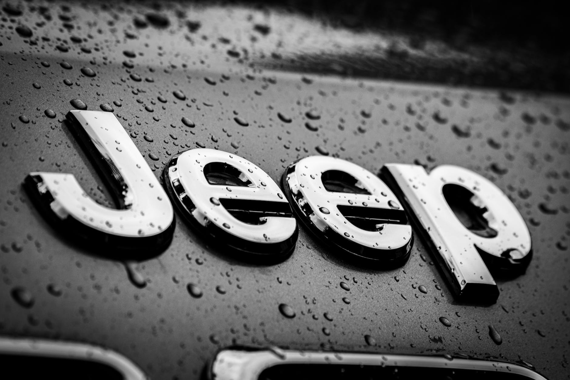 Illustrazione Richiamo Jeep: 1,3 milioni di veicoli, parcheggiali lontano da tutto fino alla riparazione