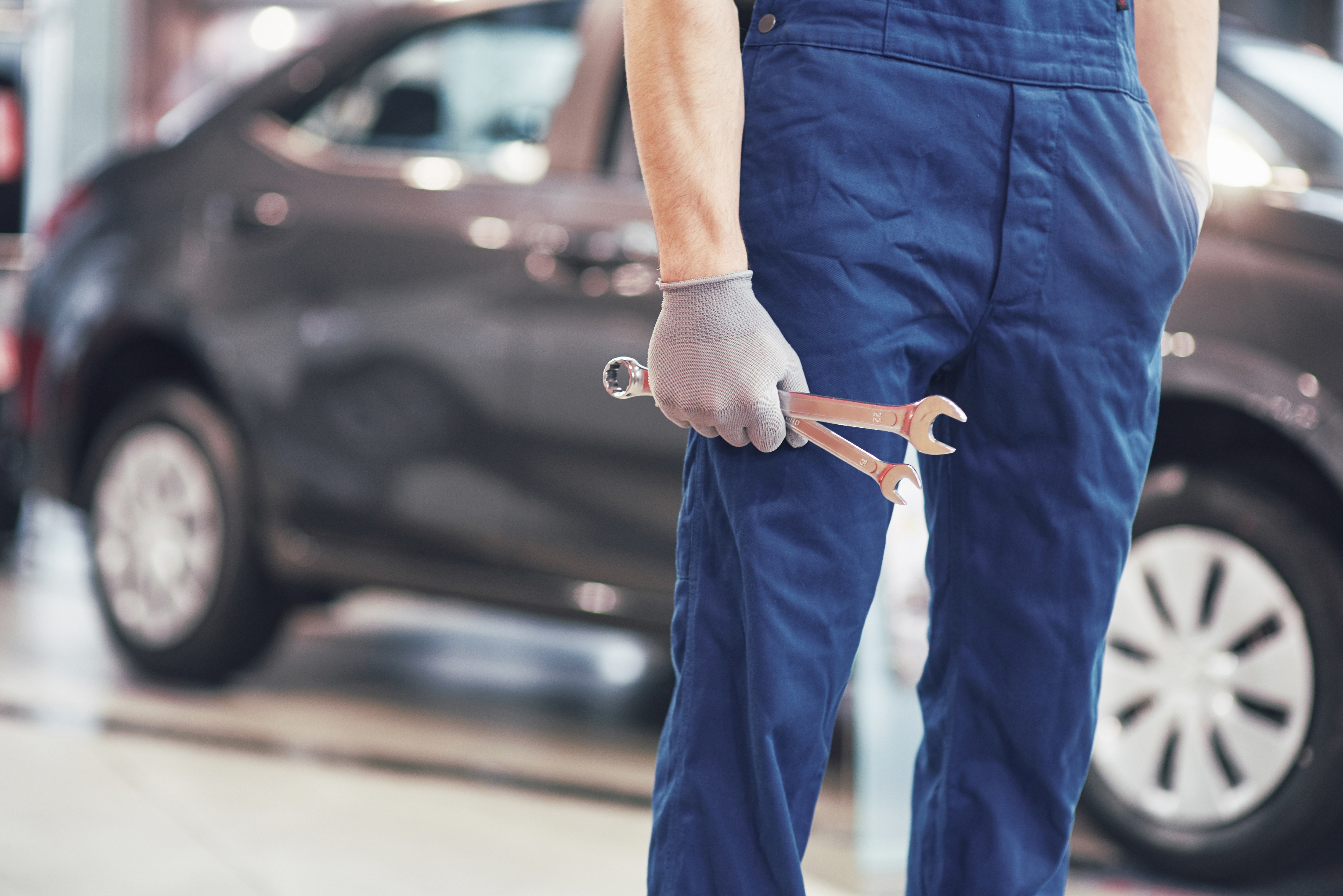 Illustrazione Garanzie 2025: Stellantis fa saltare i contatori, Renault fa esattamente il contrario